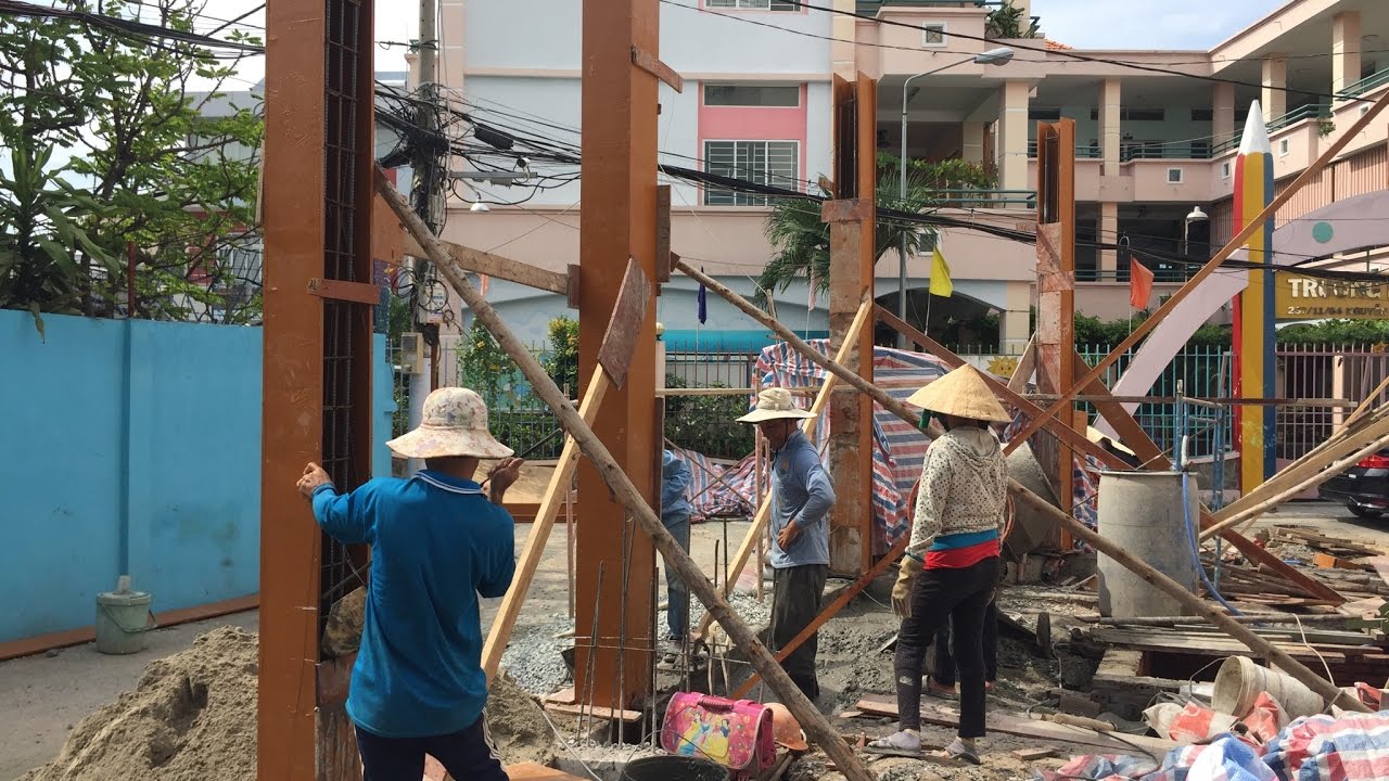 Khoảng cách giữa các cột không đảm bảo.